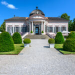 der Gartenpaviilon im Park von Stift Melk in Niederösterreich vor einem tiefblauen Himmel