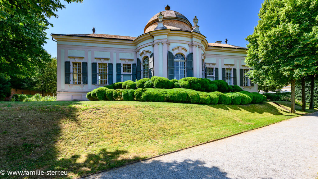 Rückansicht (Donauseite) des barocken Gartenpavillons im Park des Benediktinerstifts Melk über der Donau in Niederösterreich