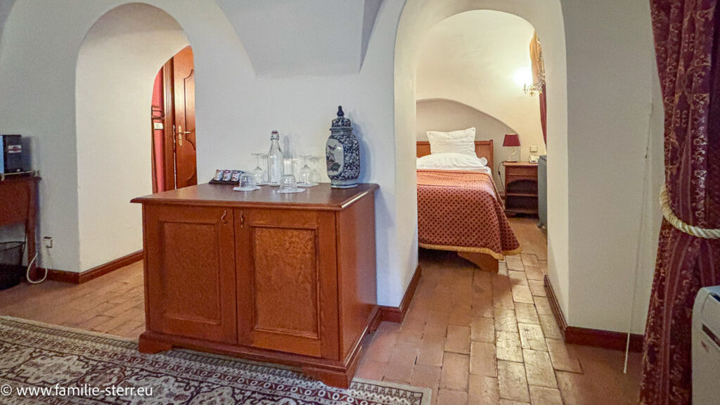 Blick vom Wohnzimmer in den Schlafbereich im Hotel Royal Rico in Brno