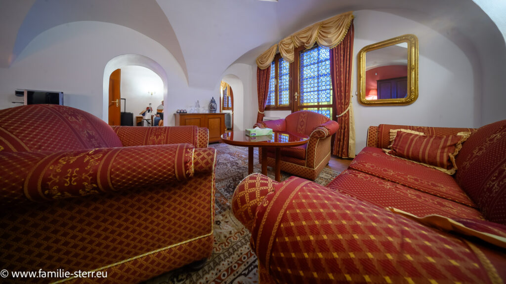 die Sitzgruppe im Hotel Royal Ricc in Brünn mit einem Butzenfenster und der Tür zu einer schönen ruhigen Terrasse