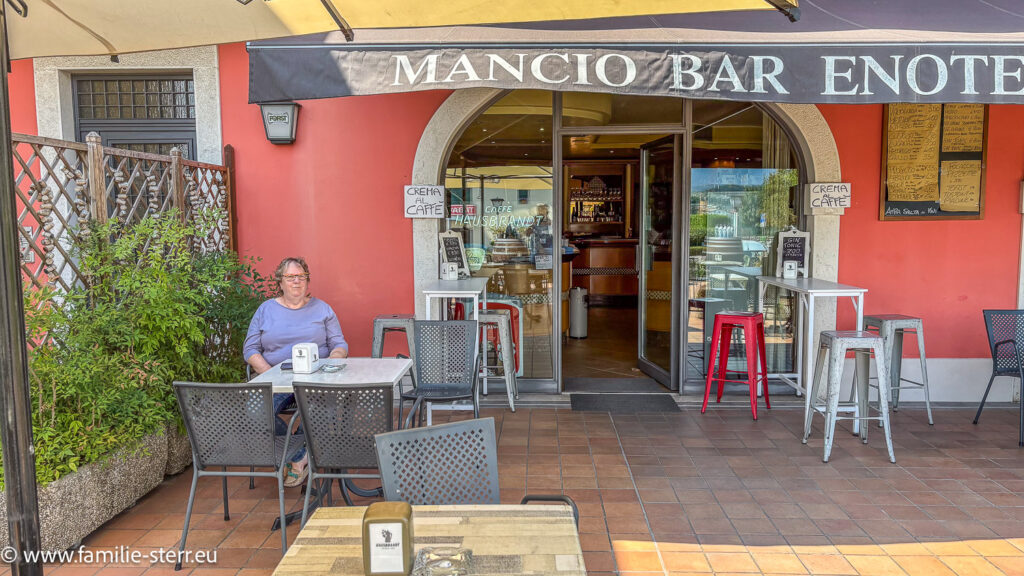 Astrid bei einer kurzen Mittagspause in der Bar Mancio in Albare bei Costermano am Gardasee