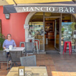 Astrid bei einer kurzen Mittagspause in der Bar Mancio in Albare bei Costermano am Gardasee
