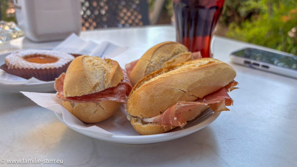 kleiner Snack zur Mittagspause in einer kleinen italienischen Bar in der Nähe des Gardasees
