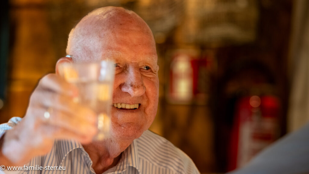 Hans-Freimut Rutzen feiert seinen Geburtstag mit erhobenem Glas