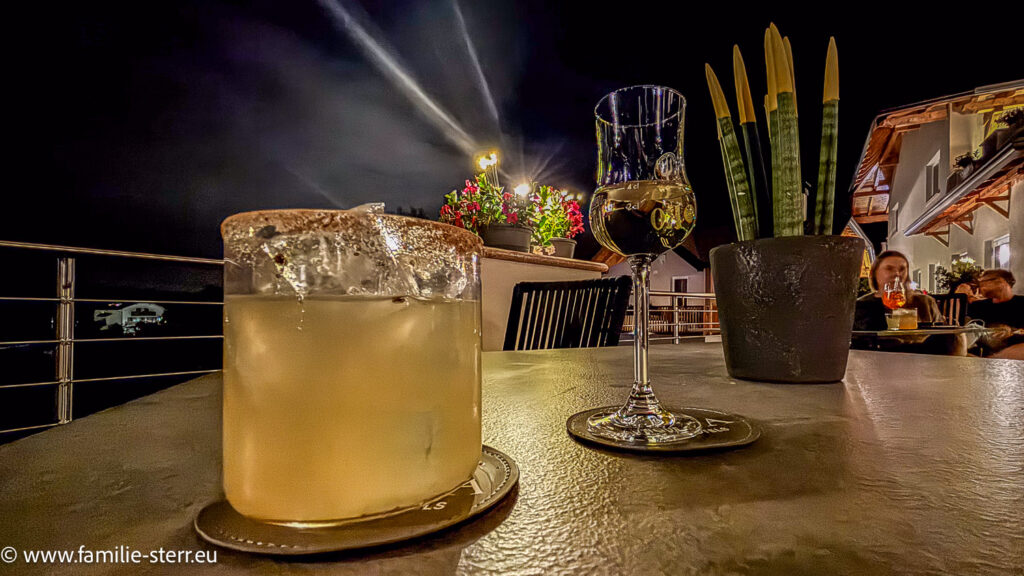Digestif und Cocktail - ein Gardarita und ein Grappa auf der Terrasse vor der Bar im Hotel Solea Dolomiti in Mai della Paganella