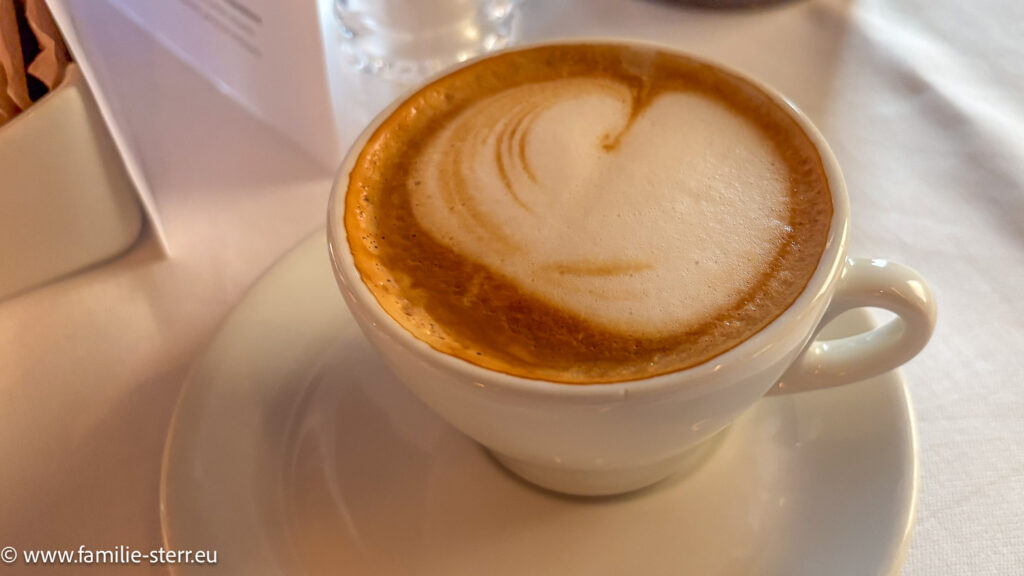 Ein Frühstücks - Cappuccino im Solea Dolomiten Hotel