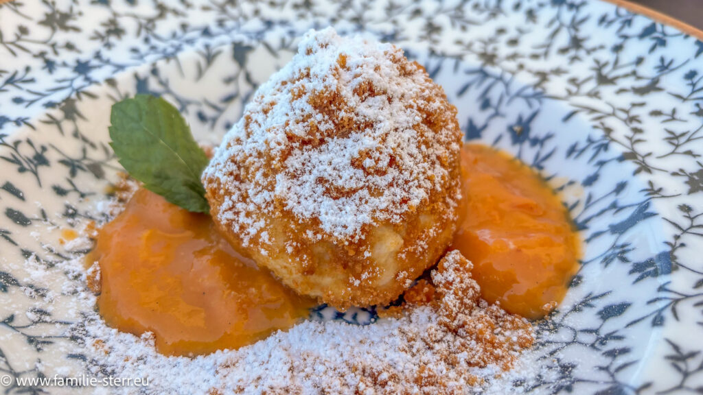 frische Marillenknödel mit Marillenmarmelade und Puderzucker