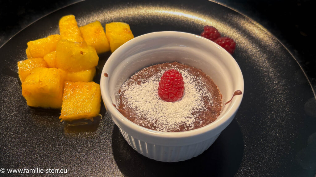 ein im Gasgrill zubereiteter Lavakuchen mit gegrillter Ananas