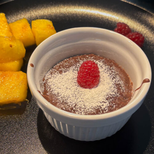 ein im Gasgrill zubereiteter Lavakuchen mit gegrillter Ananas