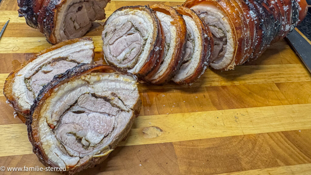 Tranchen vom frisch gegrillten Porchetta