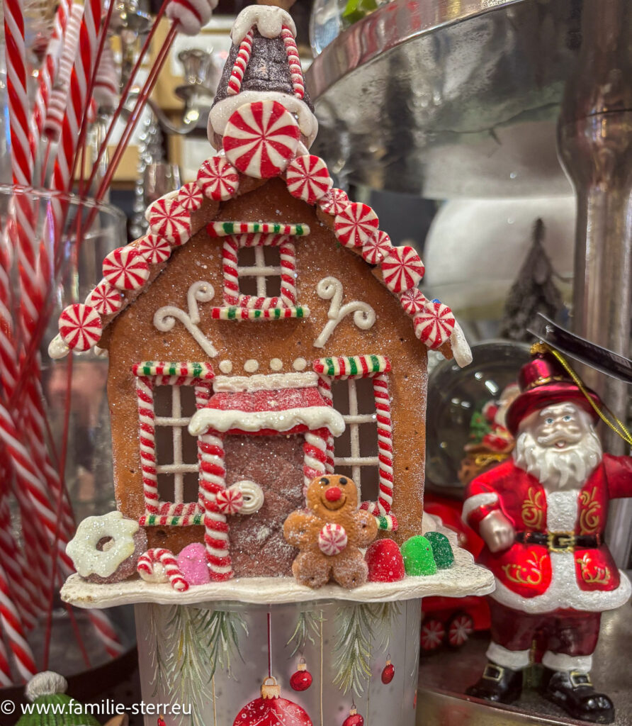 ein braunes Lebkuchenhaus als Weihnachtsdekoration beim Schirsch