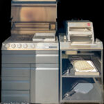 Otto Wilde G32 Gasgrill und ein Oberhitzegrill O.F.B. auf einem R24 Regal