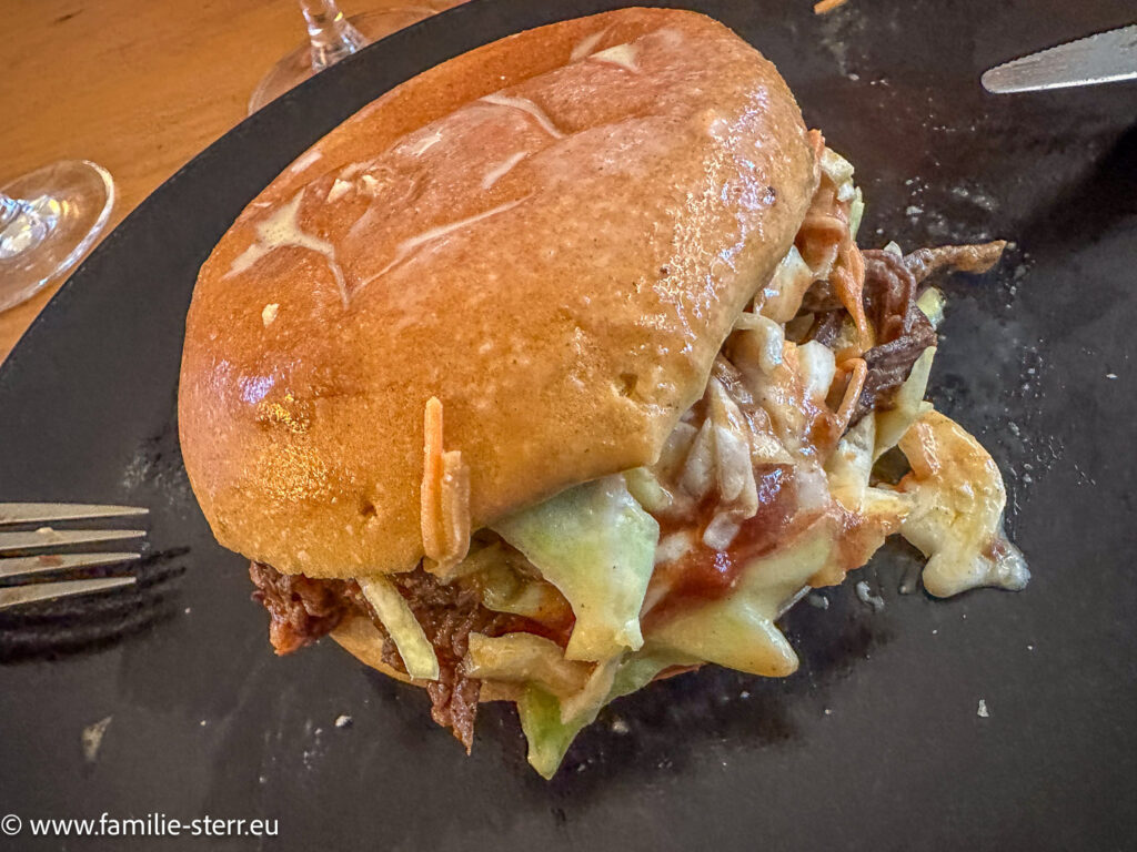 ein Burger mit Pulled Prok, Cole-Slaw und hausgemachter BBQ - Soße