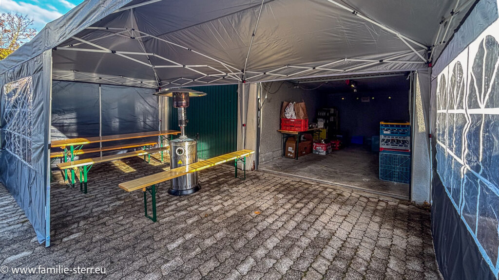 Zelt vor der Garage
