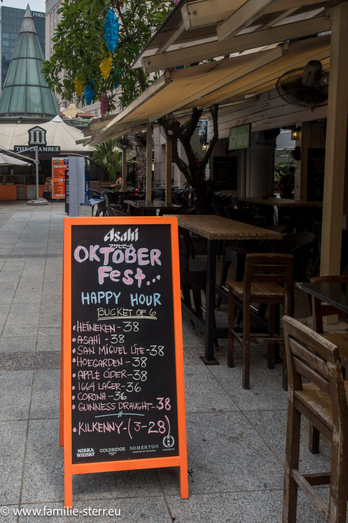 Happy Hour Schild vor einem Restaurant in Singapur
