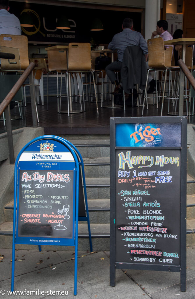Happy Hour Schild vor einem Restaurant in Singapur