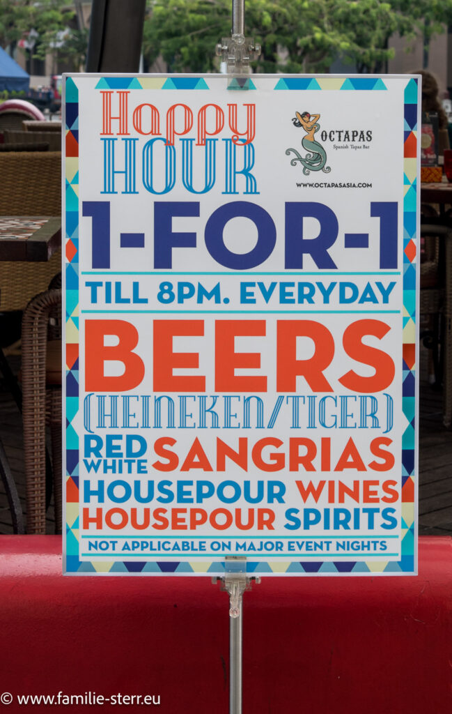 Happy Hour Schild vor einem Restaurant in Singapur
