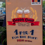 Happy Hour Schild vor einem Restaurant in Singapur