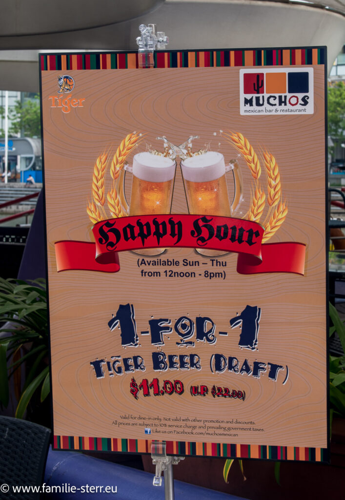 Happy Hour Schild vor einem Restaurant in Singapur