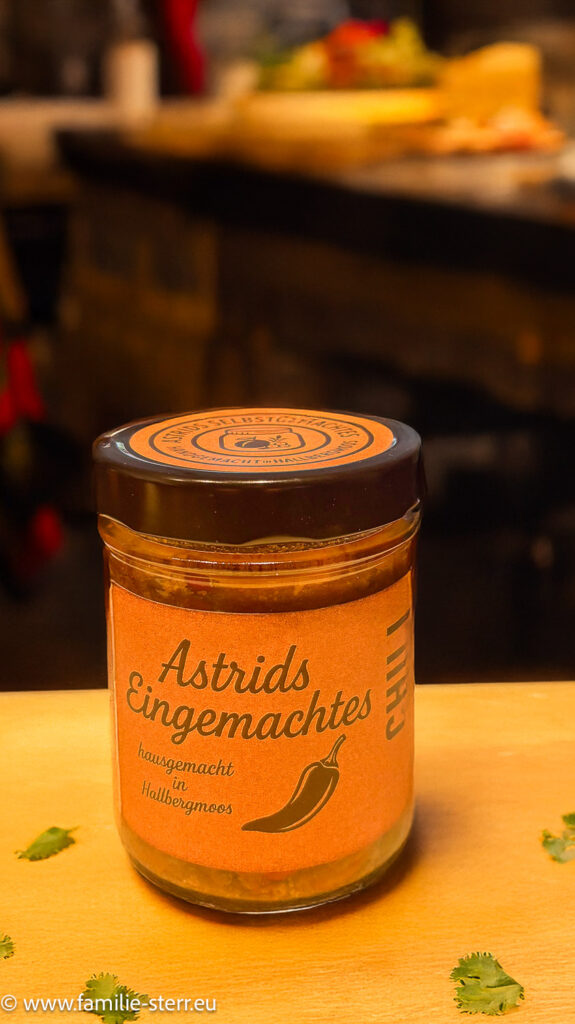 ein Glas mit einem frisch eingekochten Chili aus Astrids Küche