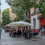 Außengastronomie in einer kleinen Seitenstraße in Barcelona