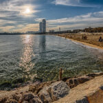 Strahlender Sonnenschein am Strand von Barcelona mit dem W-Hotel im Hintergrund