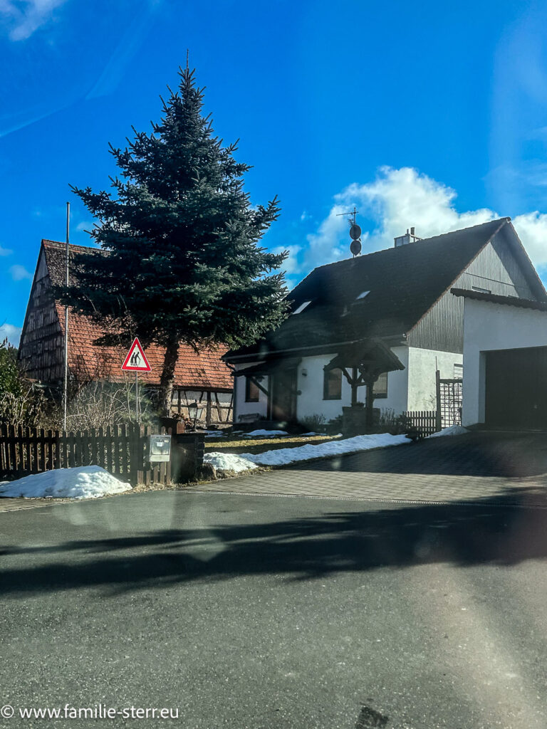 Eine Warnschild, das Autofahrer auf langsame Senioren in freier Wildbahn (auf der Straße) warnt