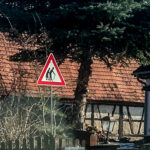 Eine Warnschild, das Autofahrer auf langsame Senioren in freier Wildbahn (auf der Straße) warnt
