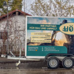 Werkzeugwagen der Firma Gartenbau Hörl steht vor dem Haus bereit für den beginnenden Gartenumbau