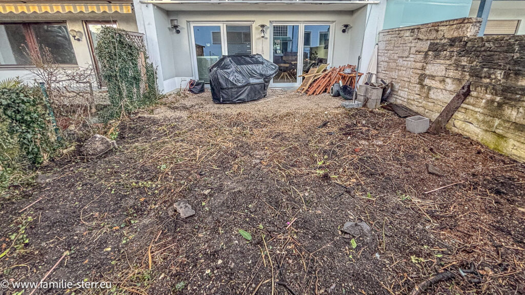 unser kleiner Garten wird jetzt von unserem Gartenbauer Michael Hörl schön gemacht. Erstmal wurde der bisherige Wildwuchs beseitigt und das Grundstück sieht jetzt recht brach aus, im Hintergrund stehen noch der alte Grill und die alten Stühle