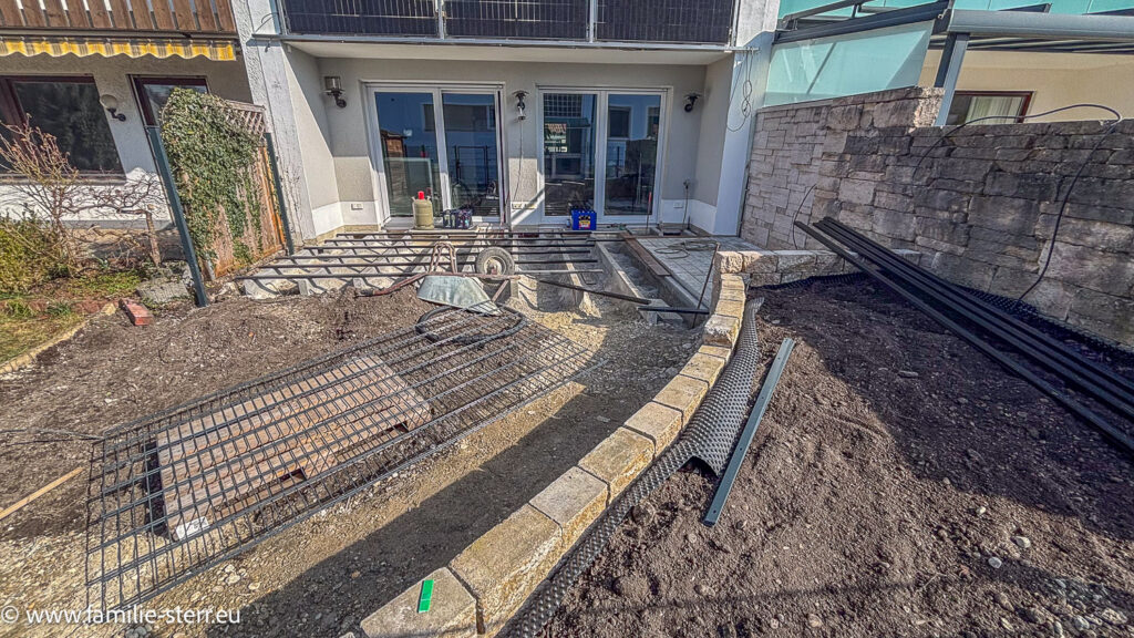 nach ein paar Tagen Arbeiten in unserem kleinen Garten kann man schon erkennen, was da am Ende dann mal entstehen soll. Der Platz für die Outdoor - Küche ist schon gepflastert, die Terrasse ist vorbereitet und das Sitzermäuerchen steht