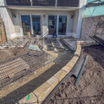 nach ein paar Tagen Arbeiten in unserem kleinen Garten kann man schon erkennen, was da am Ende dann mal entstehen soll. Der Platz für die Outdoor - Küche ist schon gepflastert, die Terrasse ist vorbereitet und das Sitzermäuerchen steht