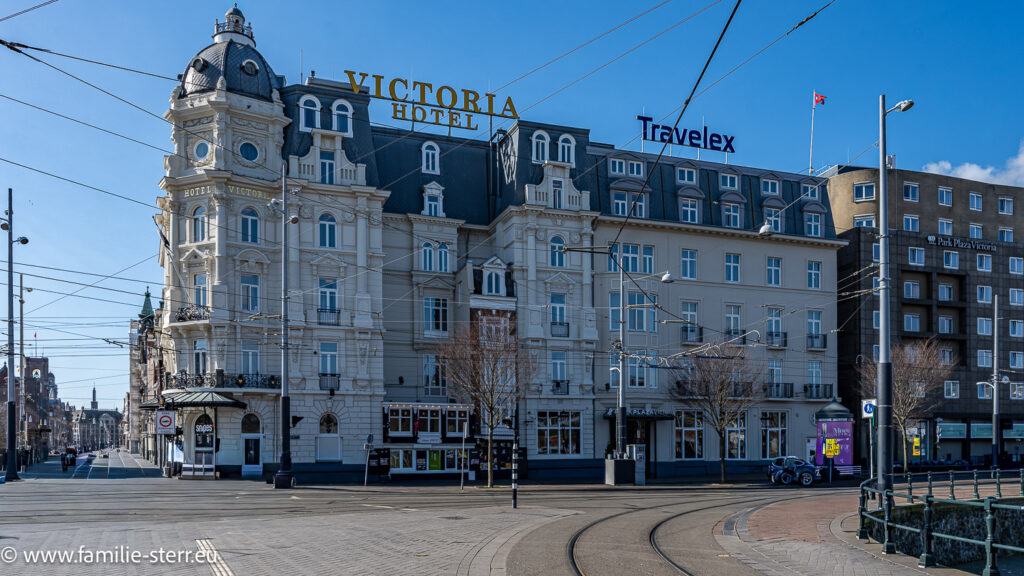 Fassade des Hotels Victoria in Amsterdam gegenüber des Bahnhofs Amsterdam Centraal