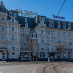 Fassade des Hotels Victoria in Amsterdam gegenüber des Bahnhofs Amsterdam Centraal