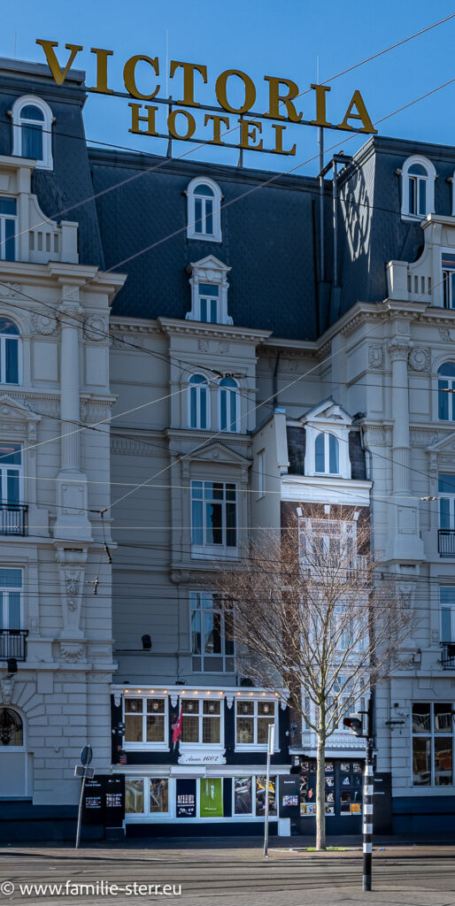 Details aus der Fassade des Hotel Victoria in Amsterdam mit zwei alten, vom Hotel eingeschlossenen und umbauten Gebäuden
