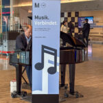 Pianospieler im Satellitenterminal 2 am Flughafen München