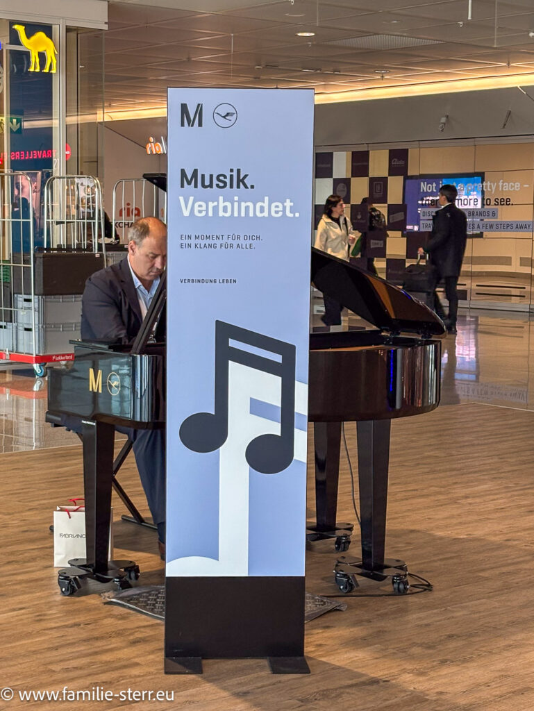 Pianospieler im Satellitenterminal 2 am Flughafen München