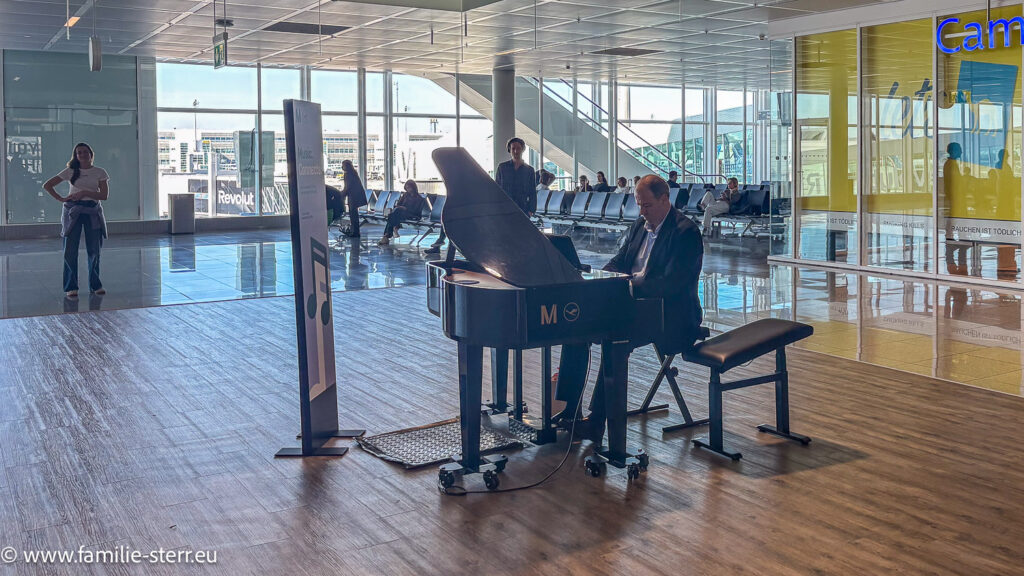 Pianospieler im Satellitenterminal 2 am Flughafen München