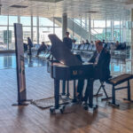Pianospieler im Satellitenterminal 2 am Flughafen München