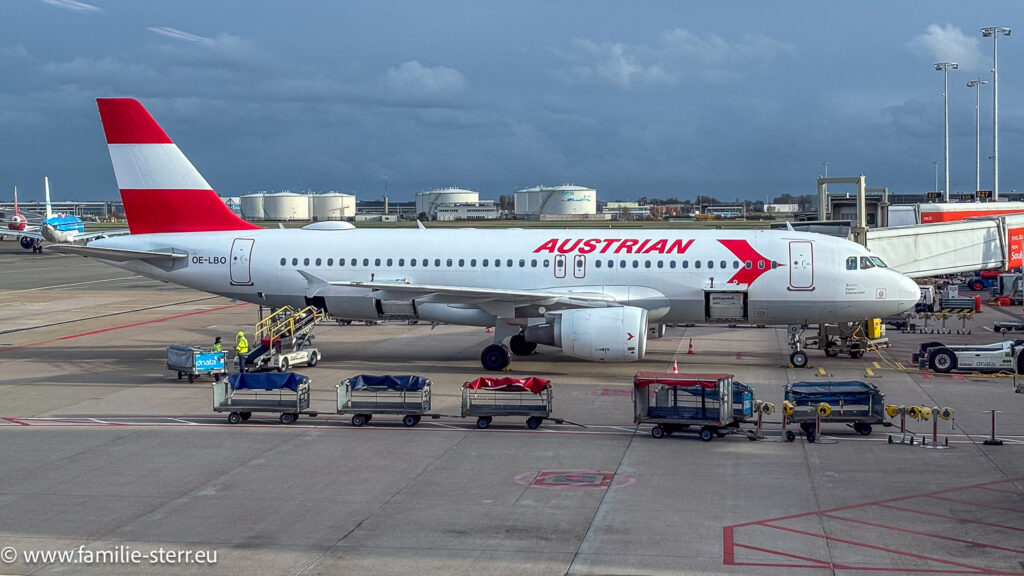 ein A320 der Austrian Airlines nach der Landung am Flughafen Amsterdam