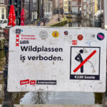 Schild in Amsterdam, dass Wildpinkeln oder das Pinkeln von Brücken verboten ist