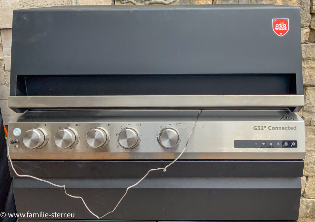 der Otto Wilde Connected Grill auf der Terrasse in der zukünftigen Outdoor - Küche