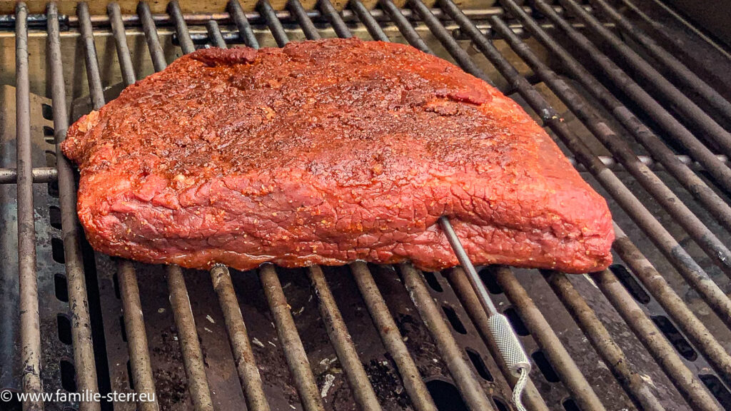 rohe Rinderbrust vorbereitet um als Pastrami geräuchert zu werden auf dem Grillfest