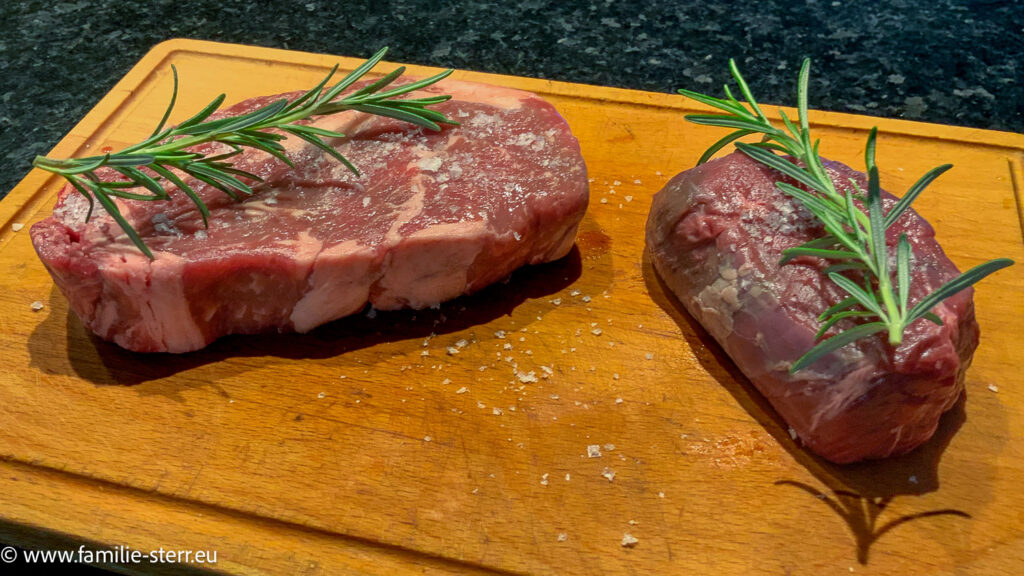 ein Rinderfilet und ein Eintracht auf einem Holzbrett