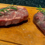 ein Rinderfilet und ein Eintracht auf einem Holzbrett