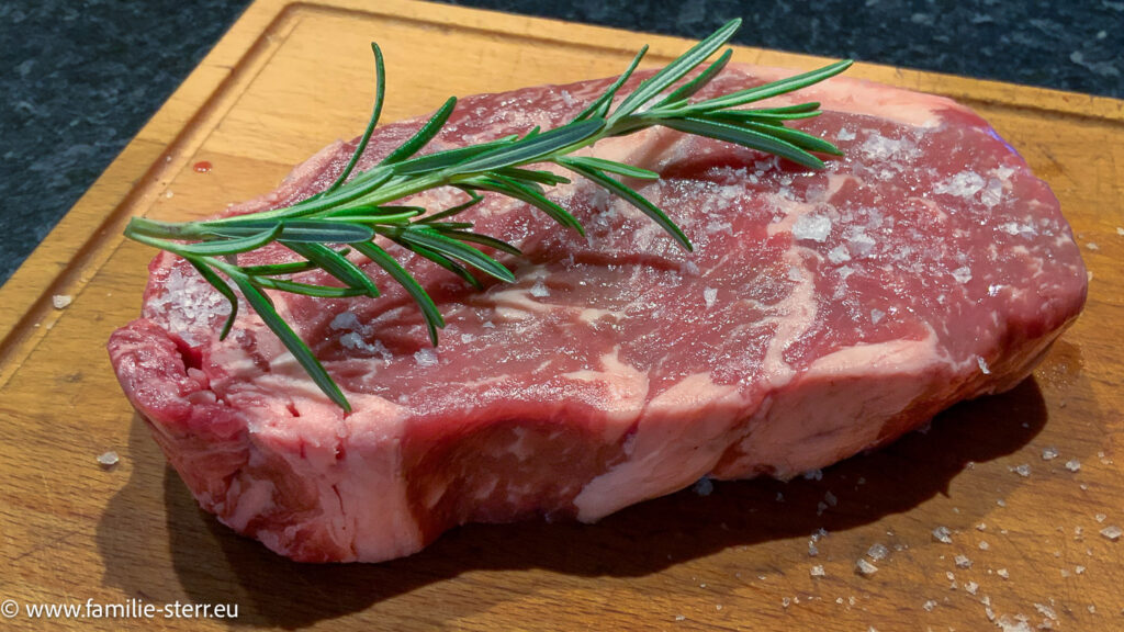 ein Entrechte mit einem Rosmarinzweig