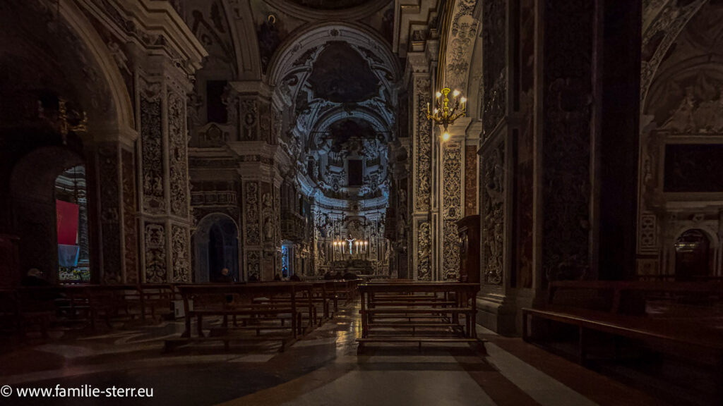 Auferstehungsfeier in der Chiesa del Gesù in Casa Professa in Palermo - die noch sehr dunkle Kirche vor Beginn des Gottesdienstes zur Feier der Auferstehung Christi