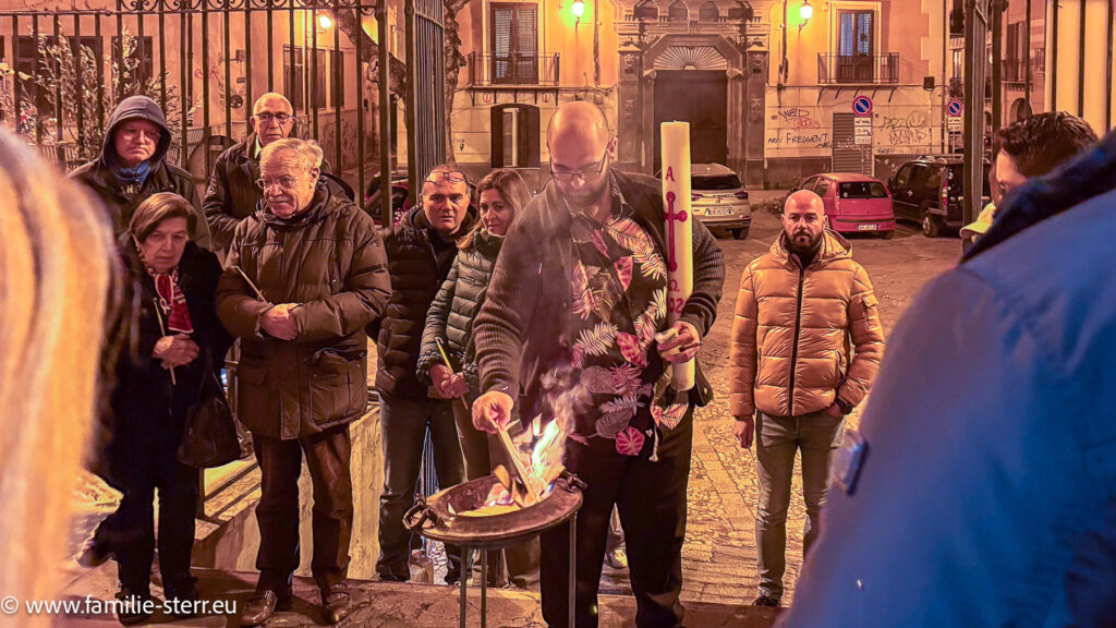 Auferstehungsfeier in der Chiesa del Gesù in Casa Professa in Palermo - das kleine Osterfeuer vor Beginn des Gottesdienst vor der Kirche mit der noch nicht entzündeten Osterkerze