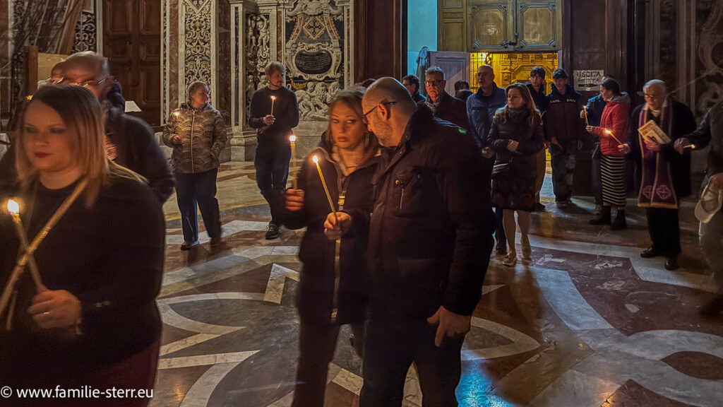 Auferstehungsfeier in der Chiesa del Gesù in Casa Professa in Palermo - die Teilnehmer des Gottesdienstes haben ihre Kerzen am Osterfeuer entzündet un tragen das Licht in einer kleinen Prozession in die noch dunkle Kirche