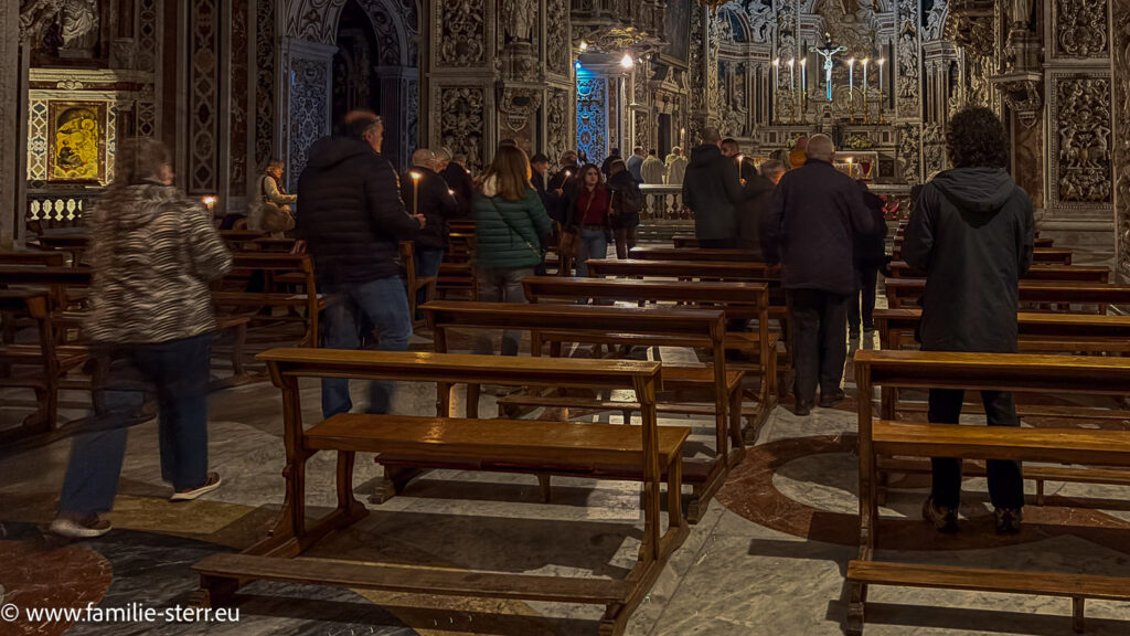 Auferstehungsfeier in der Chiesa del Gesù in Casa Professa in Palermo - die Teilnehmer des Gottesdienstes haben ihre Kerzen am Osterfeuer entzündet un tragen das Licht in einer kleinen Prozession in die noch dunkle Kirche